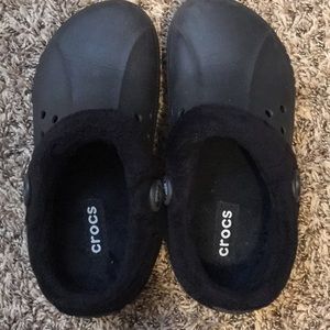 Unisex blacks clog CROCS with fuzzy inside